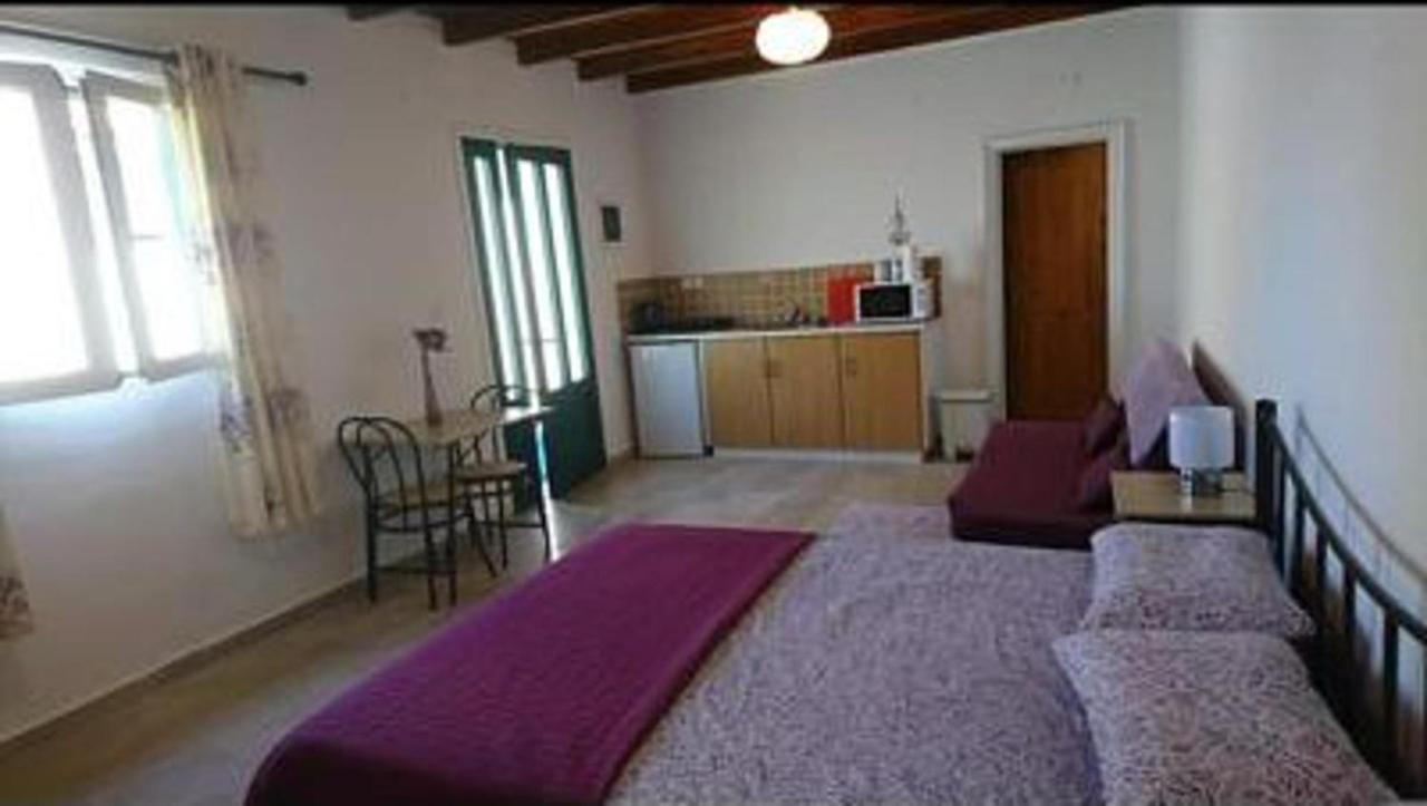 Lovely Studio In Strinilas With Its Own Pool Exterior foto